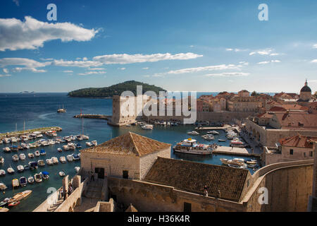 Il vecchio porto, dalle mura della città sopra Ploče Gate, stari grad, Dubrovnik, Croazia Foto Stock