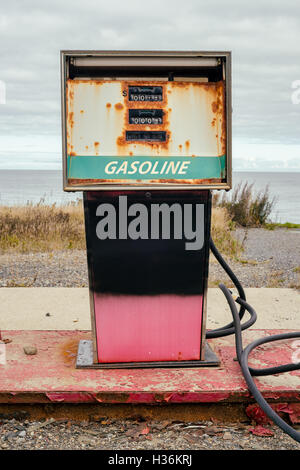 Old Dirty gas station, a simboleggiare la fine delle energie fossili Foto Stock