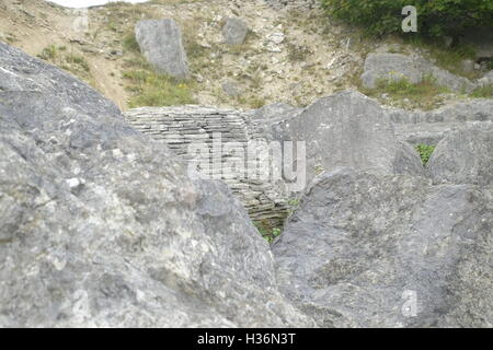 Vista attraverso il gap in alcune rocce di alcuni lavori artistici in Tout cava, Portland, Weymouth. Foto Stock