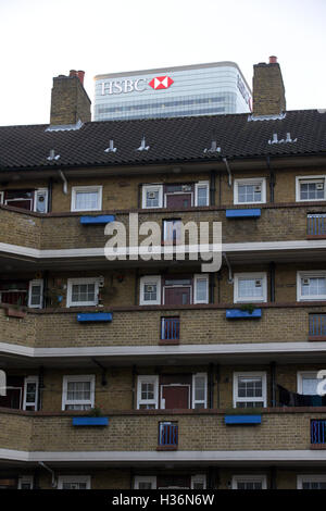 Un Tower Hamlets station wagon è raffigurato con HSBC torre di Canary Wharf in background in Londra. 16 nov. Foto Stock