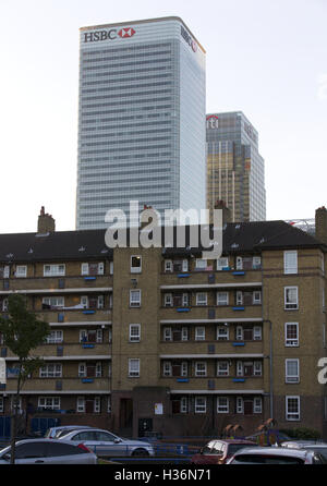 Un Tower Hamlets station wagon è raffigurato con HSBC torre di Canary Wharf in background in Londra. 16 nov. Foto Stock