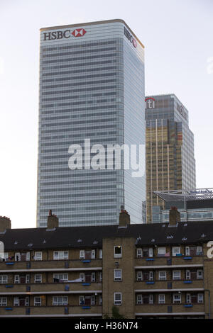 Un Tower Hamlets station wagon è raffigurato con HSBC torre di Canary Wharf in background in Londra. 16 nov. Foto Stock