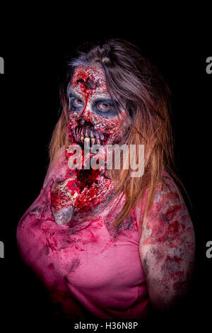 Ritratto di ragazza zombie con sanguinosa trucco e protesi in lattice. Foto Stock