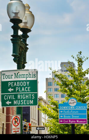 Direzionale segni di strada nel centro di Memphis guida per il museo dei diritti civili, Beale Street, FedEx Forum & Peabody Place. TN Foto Stock