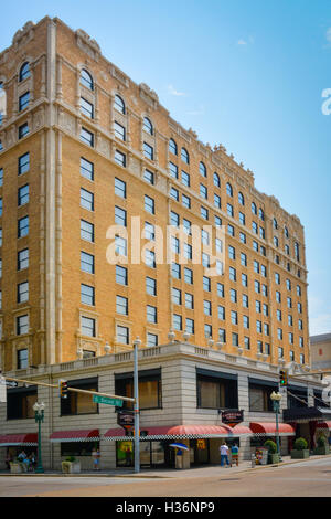 Peabody Hotel vicino a Beale Street nel centro di Memphis, TN famoso per la sua grandezza, duckmaster e anatre residenti Foto Stock