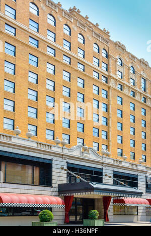 Peabody Hotel vicino a Beale Street nel centro di Memphis, TN famoso per la sua grandezza, duckmaster e anatre residenti Foto Stock