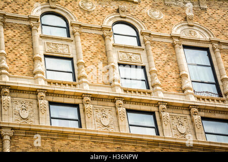 Un dettaglio del rinascimento italiano edificio, The Peabody Hotel, vicino a Beale Street nel centro di Memphis, TN Foto Stock