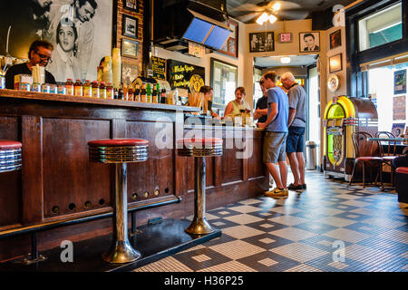 Interni in stile retrò area bar della leggendaria area ricevimento Sun Records Studio che vende tour ai visitatori dello studio di registrazione a Memphis TN, USA Foto Stock