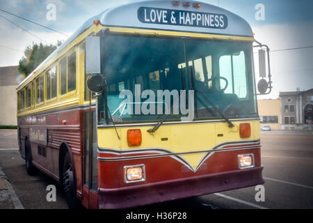 Un Backbeat Tours, retro rosso e giallo "Amore e felicità" hippie bus sotto la pioggia davanti a Sun Studio, Memphis, TN Foto Stock