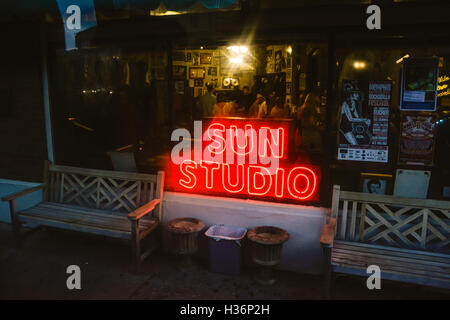 L'esterno alla vetrina di Sun Studio con neon rosso segnaletica luci alla sera a Memphis, TN Foto Stock