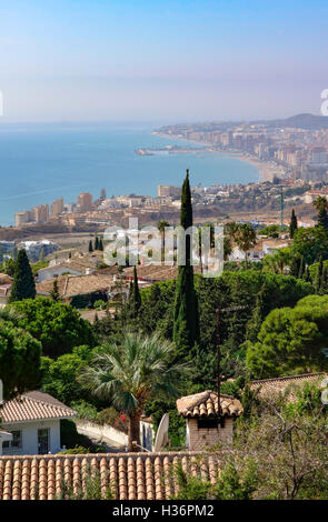 Costa mediterranea con ville da Benalmadena, porto di Fuengirola in background, Andalusia, Spagna. Foto Stock