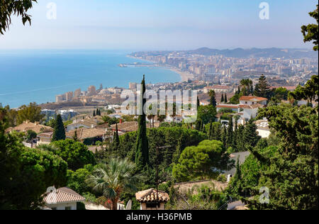 Costa mediterranea con ville da Benalmadena, porto di Fuengirola in background, Andalusia, Spagna. Foto Stock