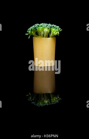 Broccoli incorporato nella pasta su un black reflection backround Foto Stock