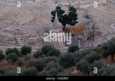 Veduta della tomba di Absalom, chiamata anche pilastro di Absalom, che è un'antica tomba monumentale a taglio di roccia con un tetto conico risalente al i secolo d.C. situato nella valle di Kidron a Gerusalemme, Israele Foto Stock