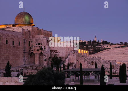 Ammira al crepuscolo la moschea di al-AKSA lungo la parete meridionale del monte del Tempio, conosciuto come il Santuario del Nobile, e i musulmani come l'Haram esh-Sharif nella città vecchia di Gerusalemme est Israele Foto Stock
