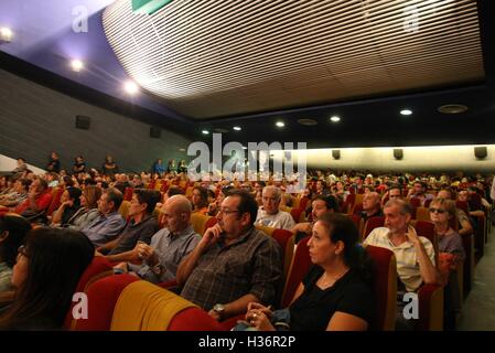 Napoli, Italia. 04 ott 2016. Il medico di lavoratori sociali e assisteziali sciopero. Questo pomeriggio la classe di OSS e osa guidato dal Presidente del Gruppo GESCO Sergio D'Angelo ex consigliere azlle politiche sociali per manifestare sulla parte tagliata della amministrazione comunale dal comune, infatti, a partire dal prossimo ottobre 15 gli anziani disabili e bambini con problemi di handicap nelle scuole non hanno la cura professionale. © Fabio Sasso/Pacific Press/Alamy Live News Foto Stock