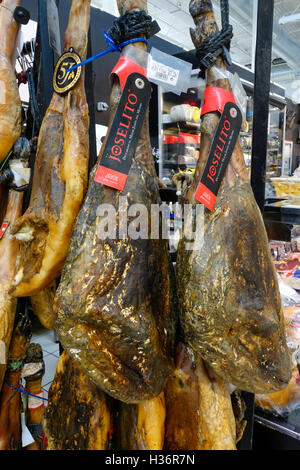 Due Joselito Gran Reserva spagnolo prosciutti, jamon serrano in un supermercato in Spagna. Foto Stock