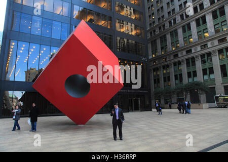 La gente di fronte al cubo rosso,una scultura in acciaio da Isamu Noguchi in plaza di HSBC Building. La città di New York. New York. Stati Uniti d'America Foto Stock