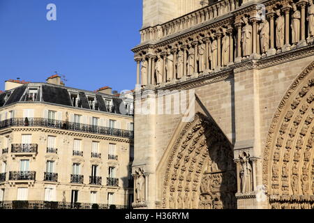 La facciata ovest della cattedrale di Notre Dame con un edificio di appartamenti in background.paris.Francia Foto Stock