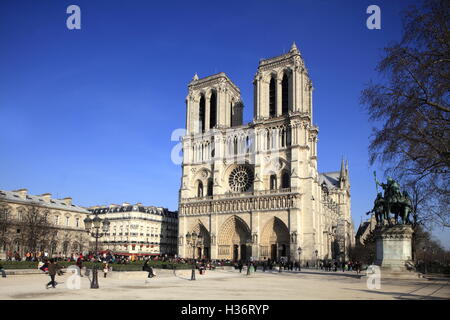 La cattedrale di Notre Dame in Place du Parvis Notre Dame Square,Paris.Francia Foto Stock