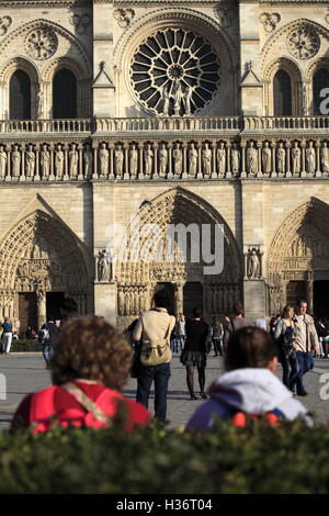 Ai visitatori di rilassarsi a Place du Parvis notre dame piazza con la cattedrale di Notre Dame in background.paris.Francia Foto Stock