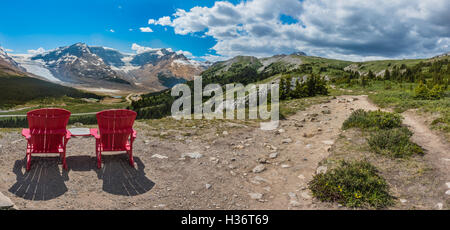 Panorama coppia di sedie rosse sul sentiero fino a Wilcox Pass con Ghiacciaio Athabasca in background Foto Stock