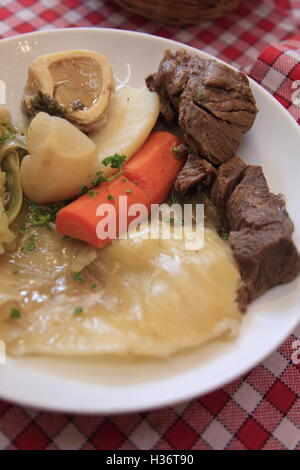 Il francese tradizionale stufato di manzo Pot au Feu servita nel ristorante Le Roi du Pot au Feu.paris.Francia Foto Stock