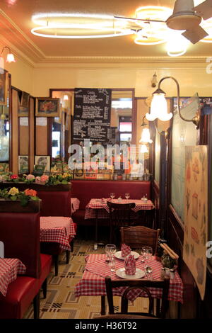 La vista interna del famoso Le Roi du Pot au Feu, un tradizionale stile francese di stufato di manzo ristorante a Parigi.Pari.Francia Foto Stock