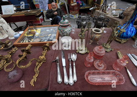 Antiquariato e secondo le merci in vendita in Porte de Vanves mercato delle pulci. Parigi. Francia Foto Stock