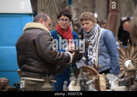 Antiquariato e secondo le merci in vendita in Porte de Vanves mercato delle pulci. Parigi. Francia Foto Stock