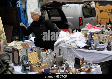 Antiquariato e secondo le merci in vendita in Porte de Vanves mercato delle pulci. Parigi. Francia Foto Stock