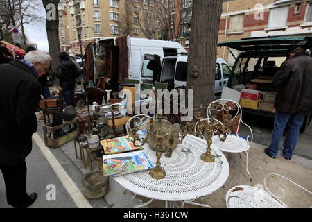 Antiquariato e secondo le merci in vendita in Porte de Vanves mercato delle pulci. Parigi. Francia Foto Stock