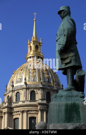 La statua del maresciallo francese Marie Émile Fayolle con la cupola cappella di Saint-Louis des Invalides a Les Invalides.Parigi Francia Foto Stock