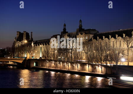 La vista notturna del museo del Louvre con Senna in primo piano. Parigi. Francia Foto Stock