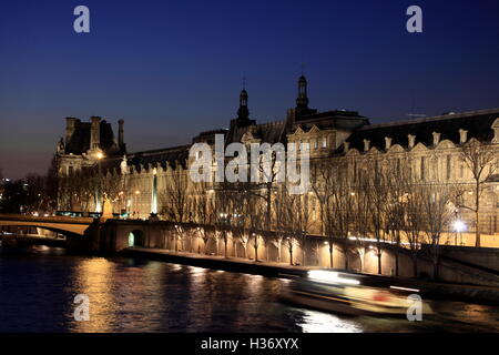 La vista notturna del museo del Louvre con Senna in primo piano. Parigi. Francia Foto Stock