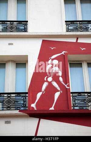 Graffiti artista Jerome Mesnager 'corpi bianchi" che decorano la facciata dell'Hotel des Academies et des Arts. Parigi. Francia Foto Stock