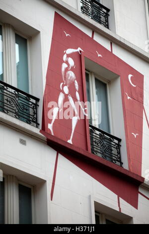 Graffiti artista Jerome Mesnager 'corpi bianchi" che decorano la facciata dell'Hotel des Academies et des Arts. Parigi. Francia Foto Stock