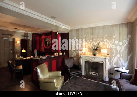 Graffiti artista Jerome Mesnager 'corpi bianchi' la decorazione della sala di reception di Hotel des Academies et des Arts.Parigi Francia Foto Stock