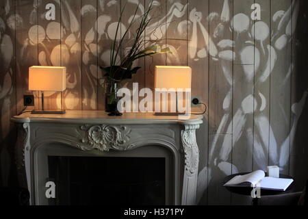 Graffiti artista Jerome Mesnager 'corpi bianchi' la decorazione della sala di reception di Hotel des Academies et des Arts.Parigi Francia Foto Stock