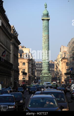 Il traffico su strada con la Colonna Vendome in Place Vendome in background.paris.Francia Foto Stock