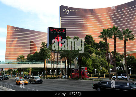 Encore e Wynn Hotel e Casinò di Las Vegas con i traffici sul nastro in primo piano,Nevada,USA Foto Stock