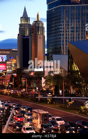 Twilight vista della Strip di Las Vegas con New York New York Hotel and Casino in background.Las Vegas.Nevada.USA Foto Stock