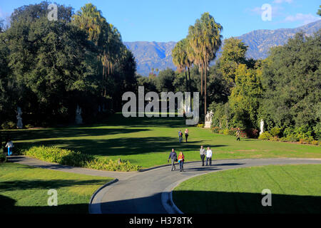 Nord Vista prato con settecento sculture italiane e una fontana in Biblioteca di Huntington e Giardino Botanico,California , Stati Uniti Foto Stock