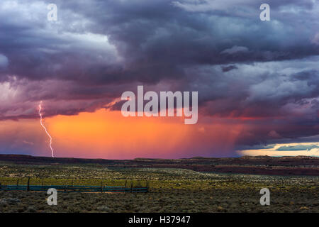 Tramonto temporale con un fulmine sul Little Colorado River Valley, Arizona
