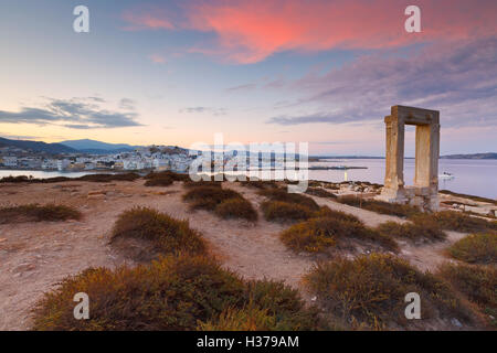 Vista di Portara e resti del tempio di Apollo a sunrise. Foto Stock