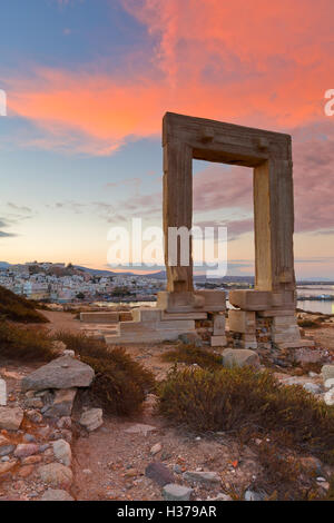 Vista di Portara e resti del tempio di Apollo a sunrise. Foto Stock