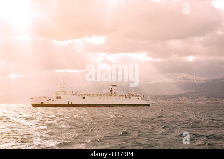 Messina Italia 17 gennaio 2016 Nave traghetto con molti turisti e a bordo di vetture. Questa nave connectis Calabria e Sicilia a stretto Foto Stock