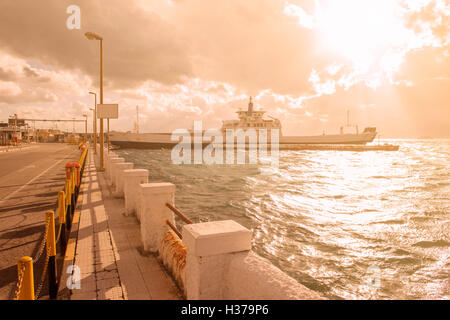 Messina Italia 17 gennaio 2016 Nave traghetto con molti turisti e a bordo di vetture. Questa nave connectis Calabria e Sicilia a stretto Foto Stock