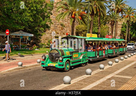 Strada turistica treno nella città di Kos, isola di Kos, Dodecanneso gruppo, Egeo, Grecia. Foto Stock