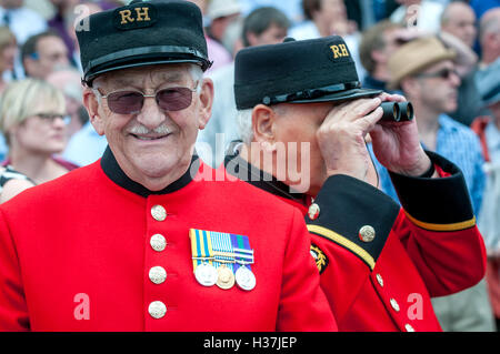 Racegoers in una Gloriosa Goodwood raceday. Foto Stock